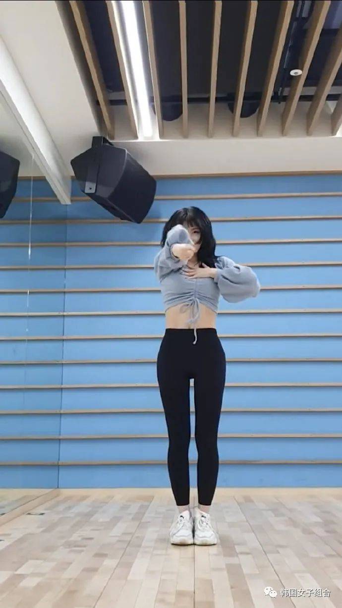 认真管理了身材的痕迹这位女团爱豆骨盆和腰线真的完美