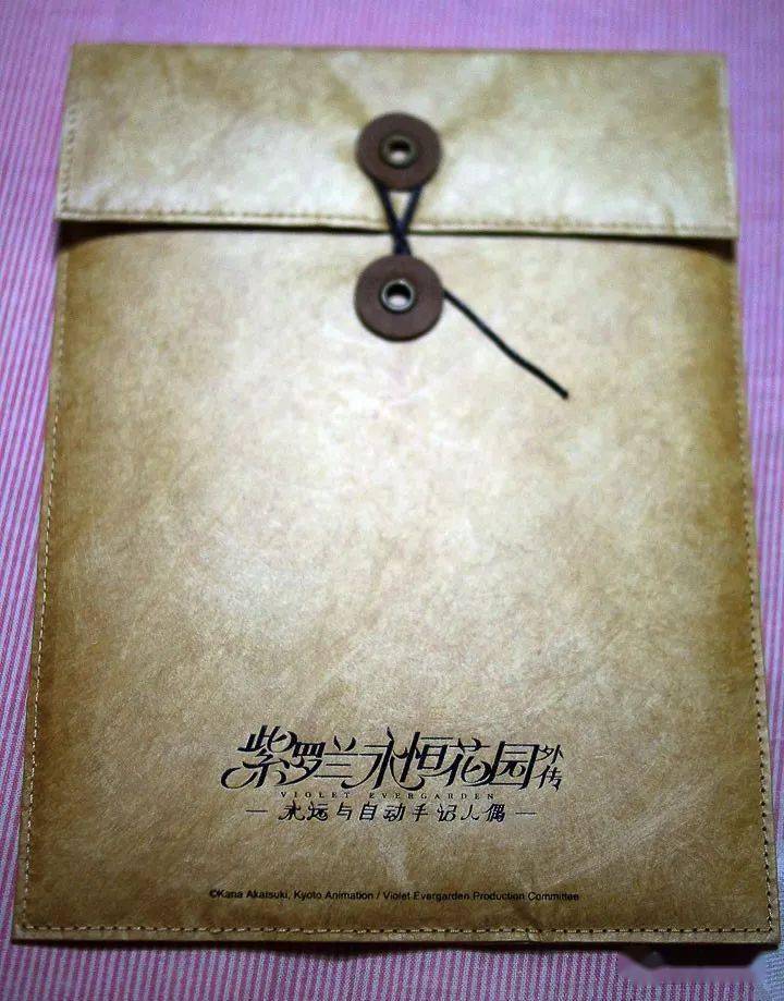 打开与作品世界观风格相同的牛皮纸袋,里面是一个信封,和一张画卡.