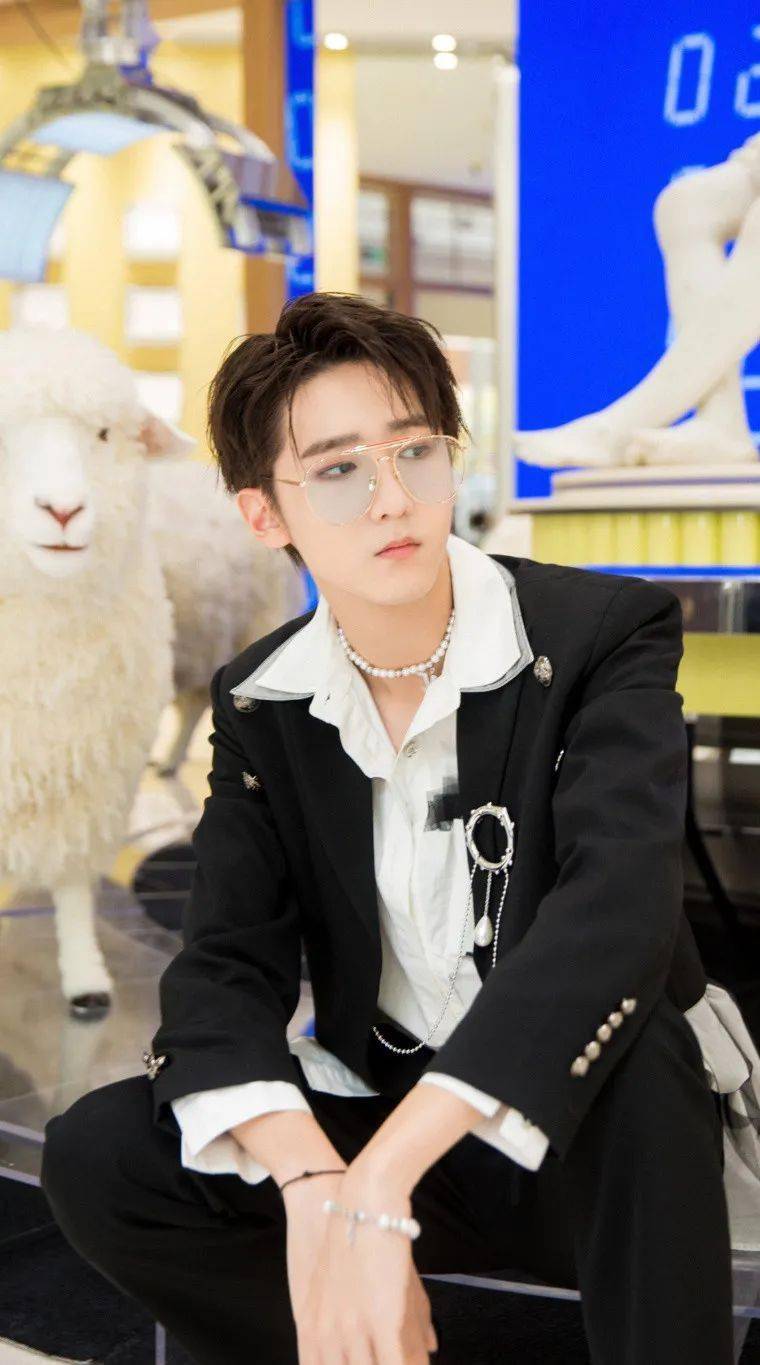 手机壁纸r1se赵让