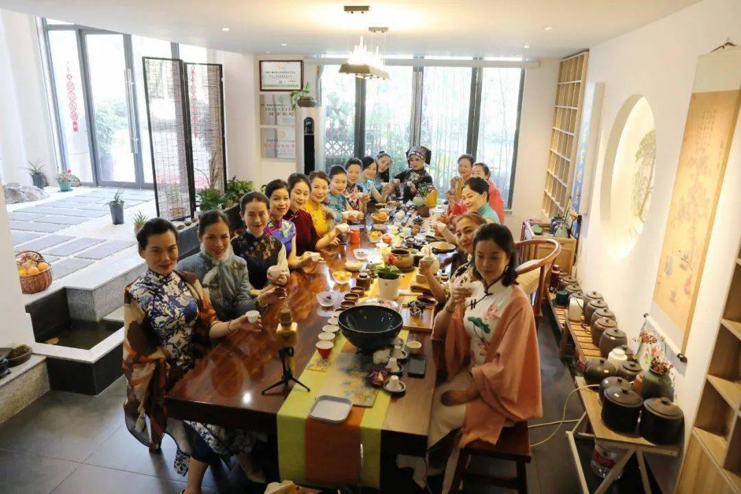 旗袍遇上茶龙润茶岳阳店新年茶会活动圆满举行