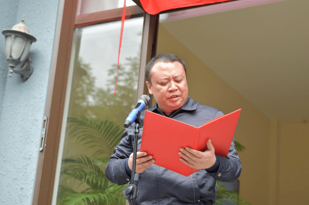 何斌同志参加揭牌仪式并讲话何斌同志表示,律师事务所的进驻将为