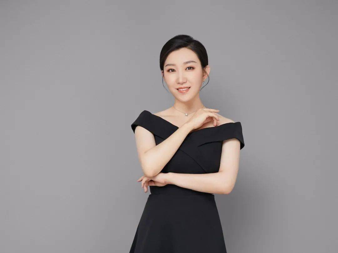 师承李鸣岩,王晶华,赵葆秀,张岚,袁慧琴等京剧表演艺术家,擅演剧目