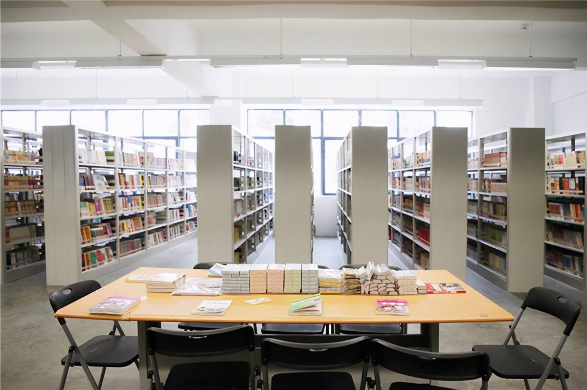 用书籍搭建希望的桥梁安康图书馆正式落成