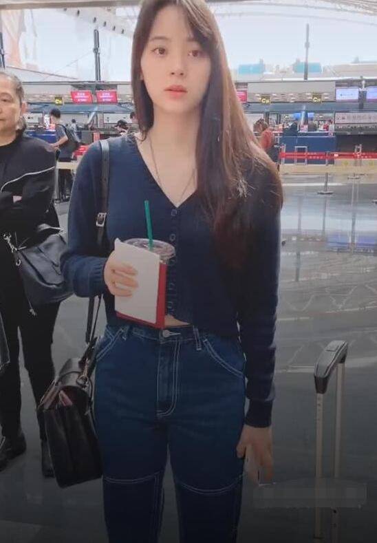 20岁欧阳娜娜胖到认不出,参加时尚节目不带衣服,没有礼貌被网友吐槽