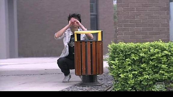 铠甲勇士乔奢费沦落捡垃圾桶食物吃阿库误会他杀了女友