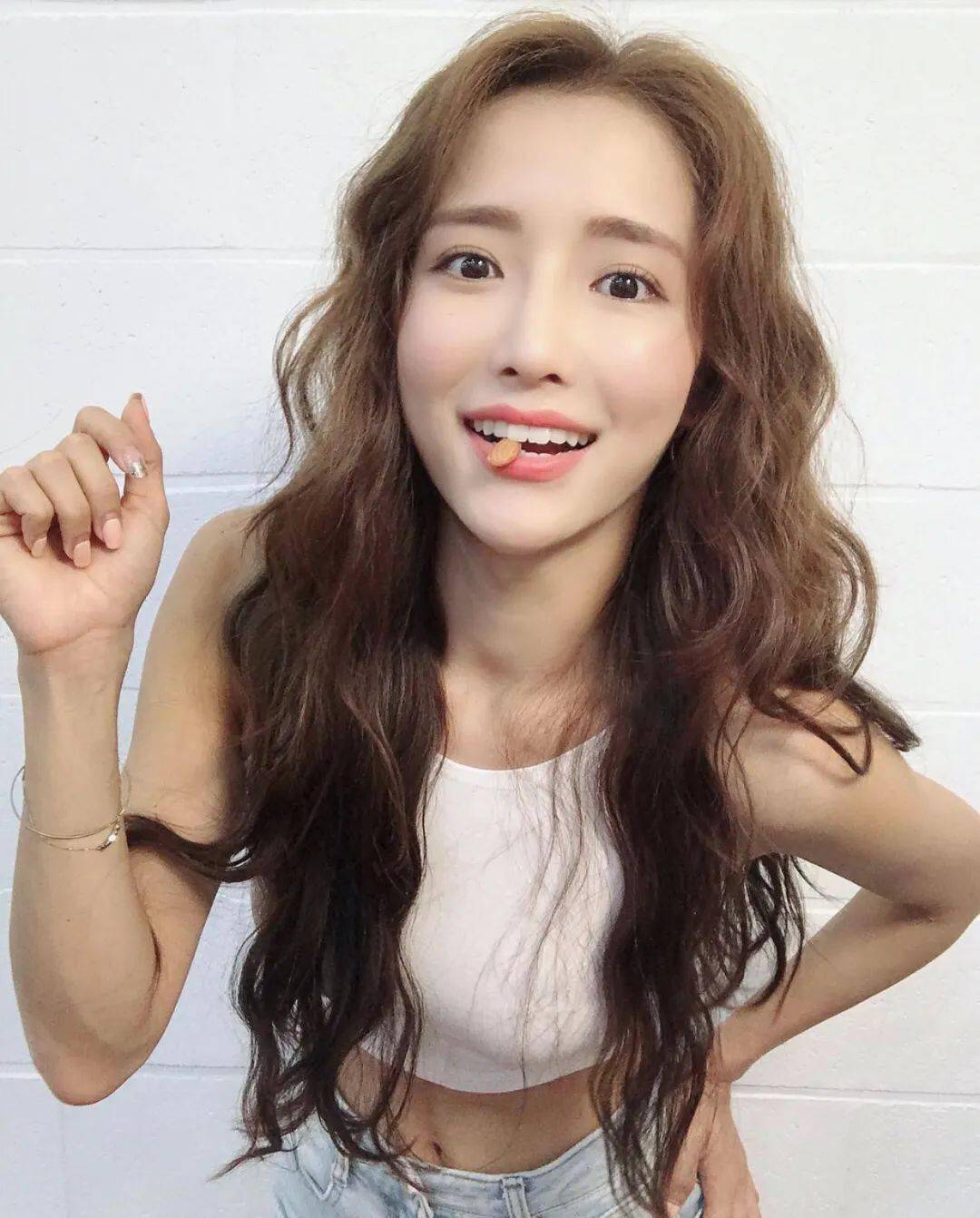 样貌甜美的她,来自韩国,今天说的这位小姐姐叫姜贤京,还是知性优雅.