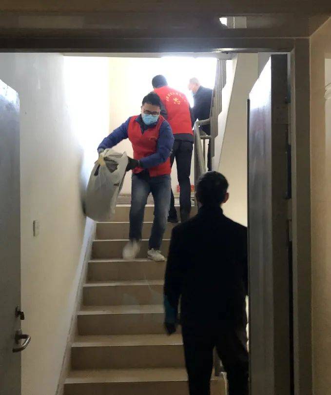 小区清理快过年了楼道内的杂物该清理了