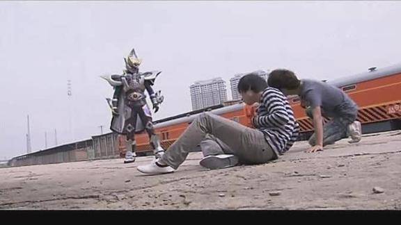 铠甲勇士路法想要除掉小飞和小刚此时修罗铠甲的能量又没了