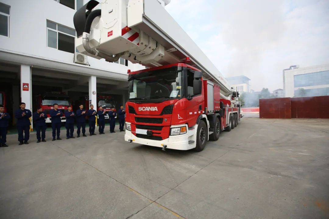78米登高平台消防车落户贺州_灭火