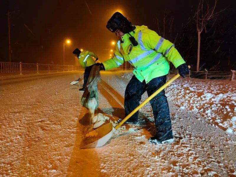 威海暴雪,環衛工人頂風雪中開路7日10時許,在威海城區新威路上民族