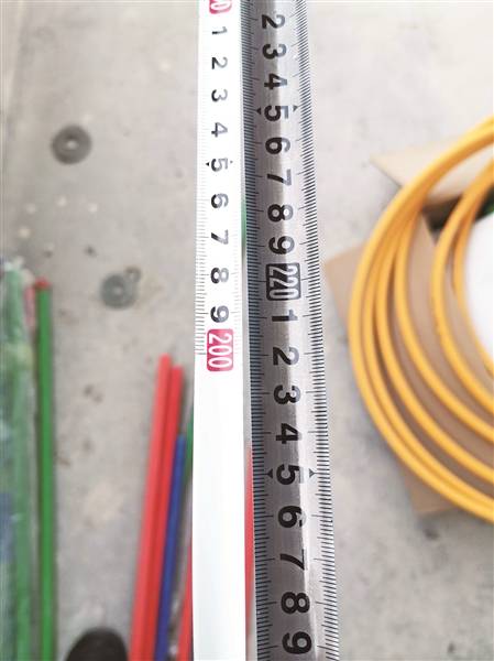 在工地对比发现,非标尺误差大.图左为标准尺,右为非标尺.
