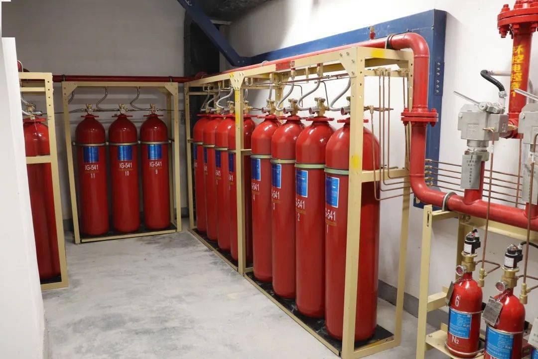 气瓶间工艺负责机房布线的邹强是线缆绑扎,引线入柜的大拿能手,看似一