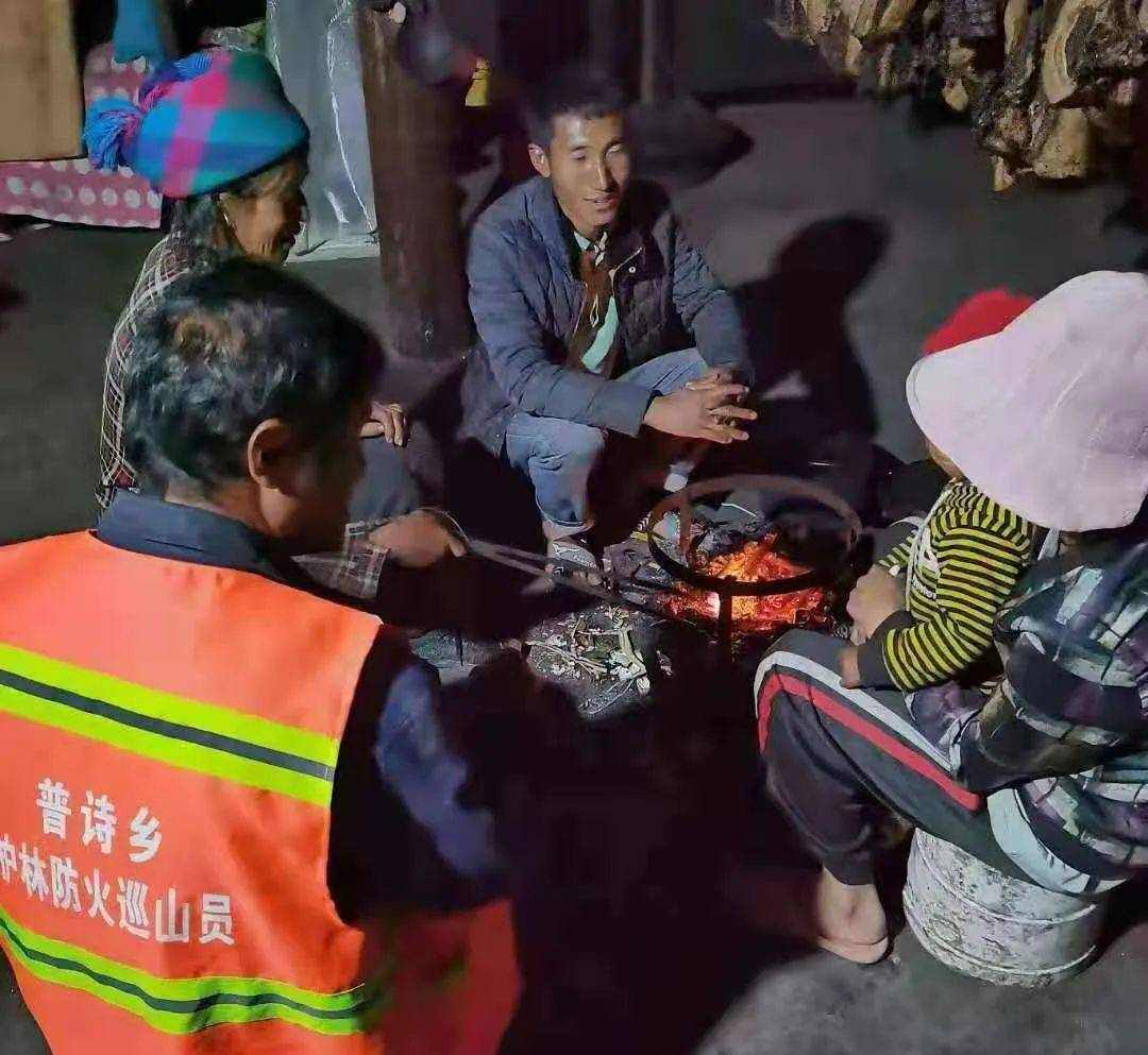火塘夜话普诗乡的森林草原防灭火家庭会议