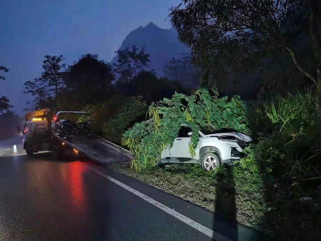 近段时间大新连续发生多起交通事故雨天路滑请谨慎驾驶