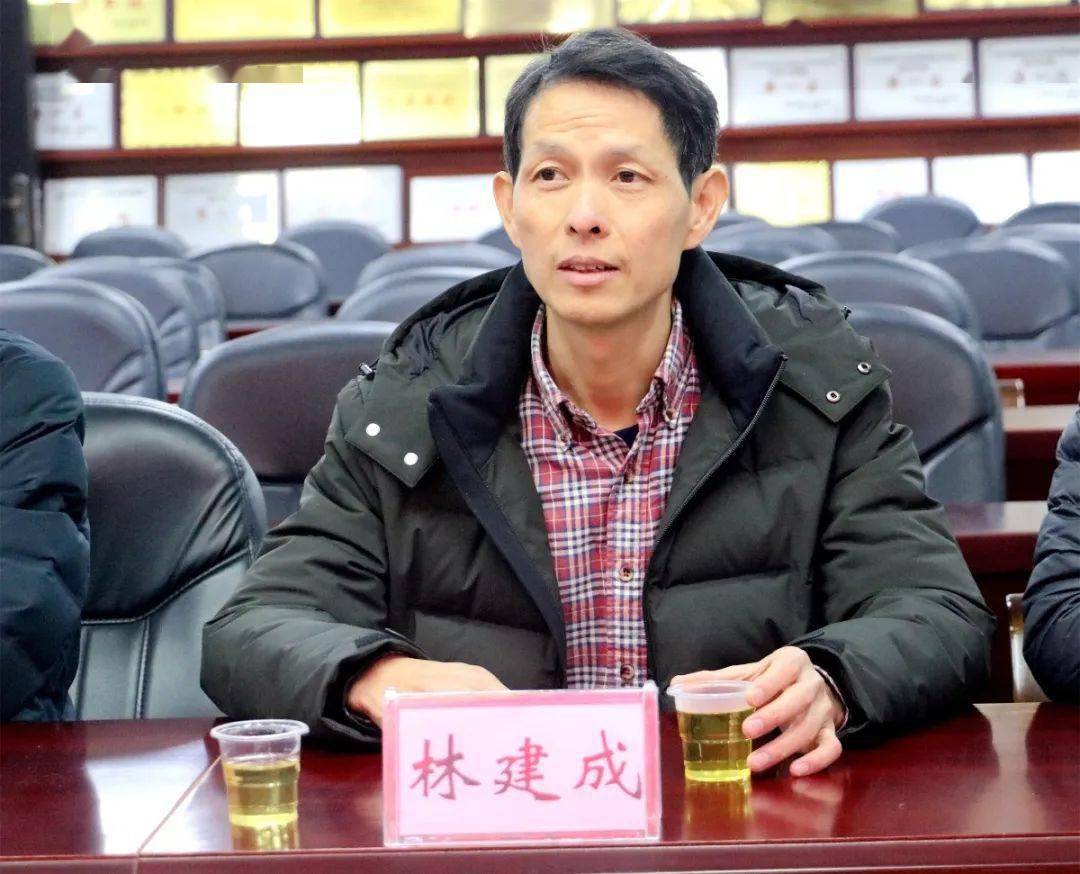 座谈会上,林建成校长对参加座谈会的各位监督员,家长代表表示热烈的