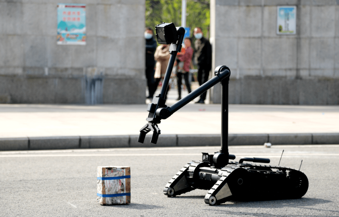 看拆弹专家现场排爆零距离接触警用装备马上有机会