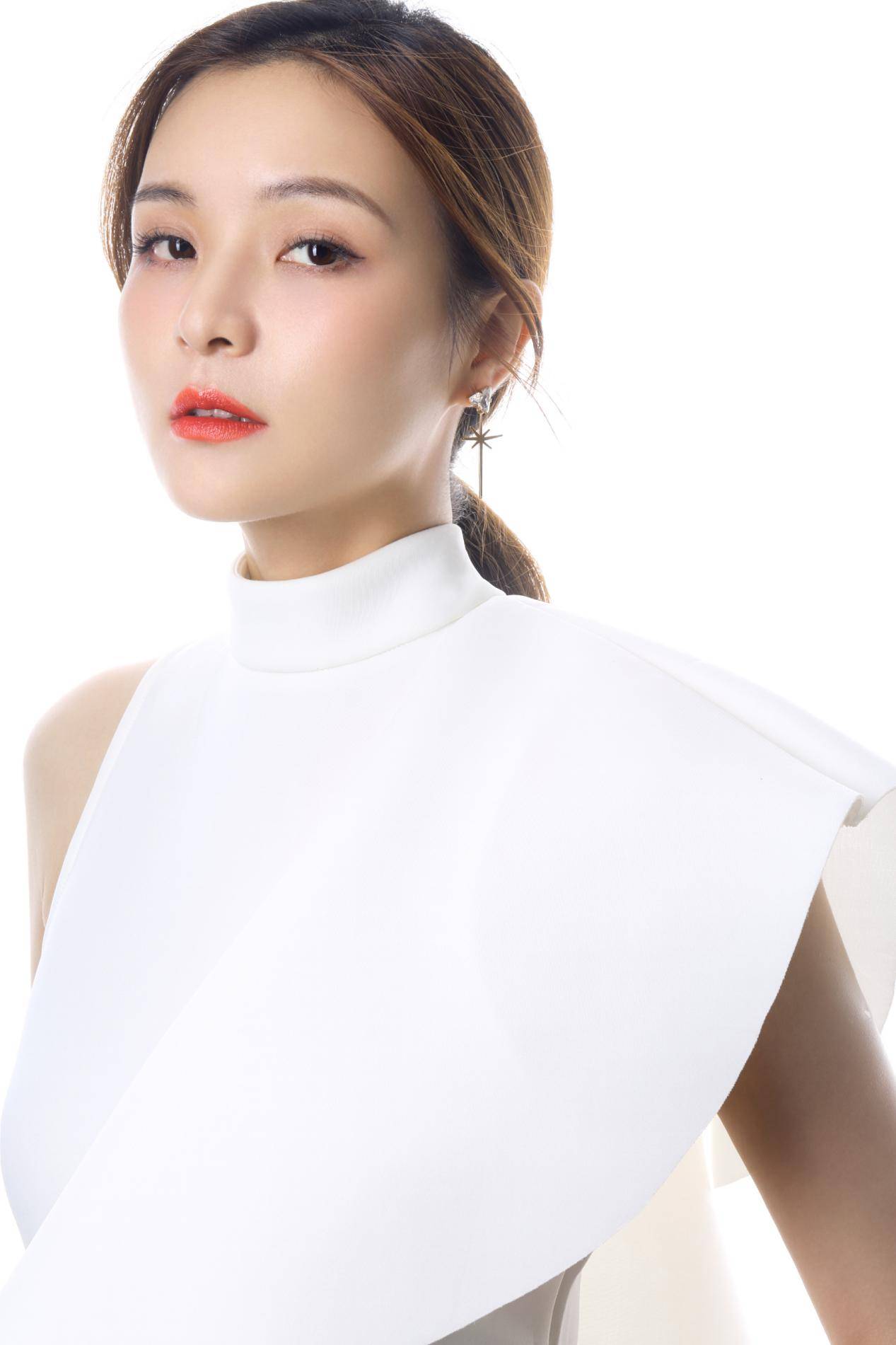 演员夏嫣全新写真发布