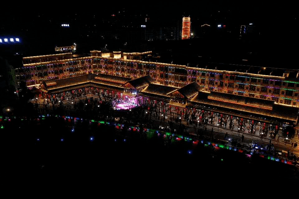 赣州新增一网红美食街小吃众多人气火爆夜景很美