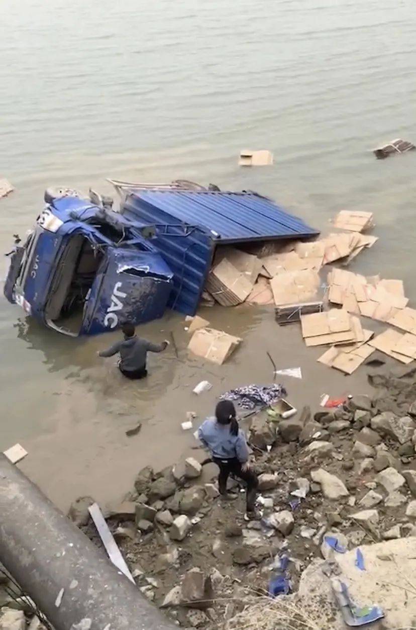 珠海一货车坠桥!还不是第一次?33年历史的"危桥"再出事故._大桥头