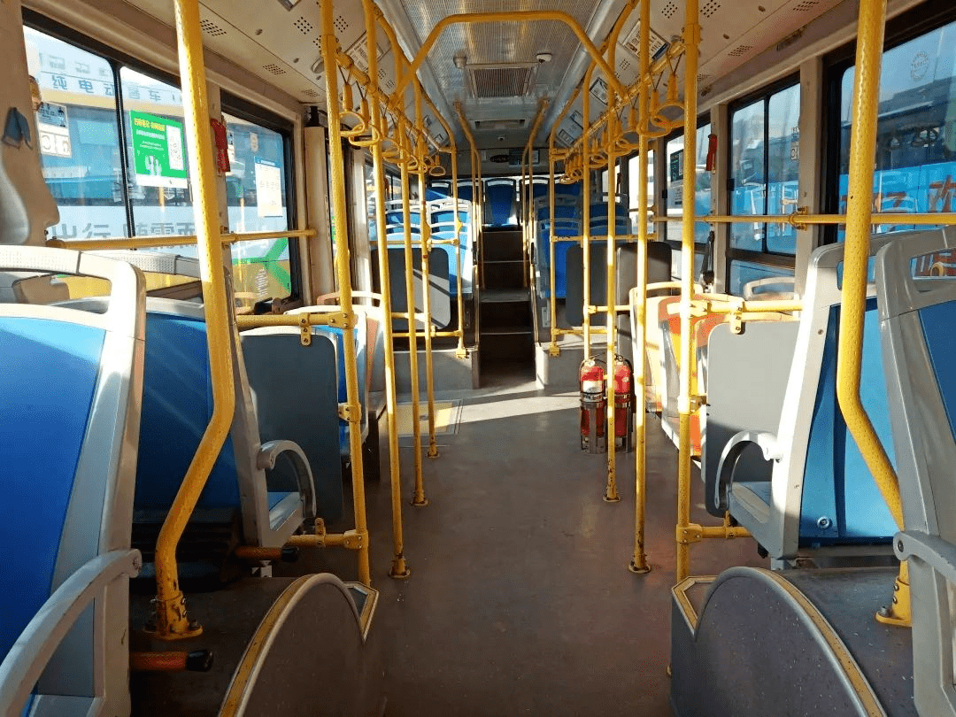 登上m295线公交车,车厢内宽敞整洁,井然有条,座椅和扶手简约舒适;车头
