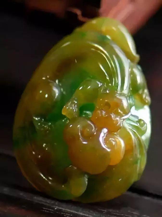 黄加绿原石到成品,这玉雕,绝色仙境!_翡翠