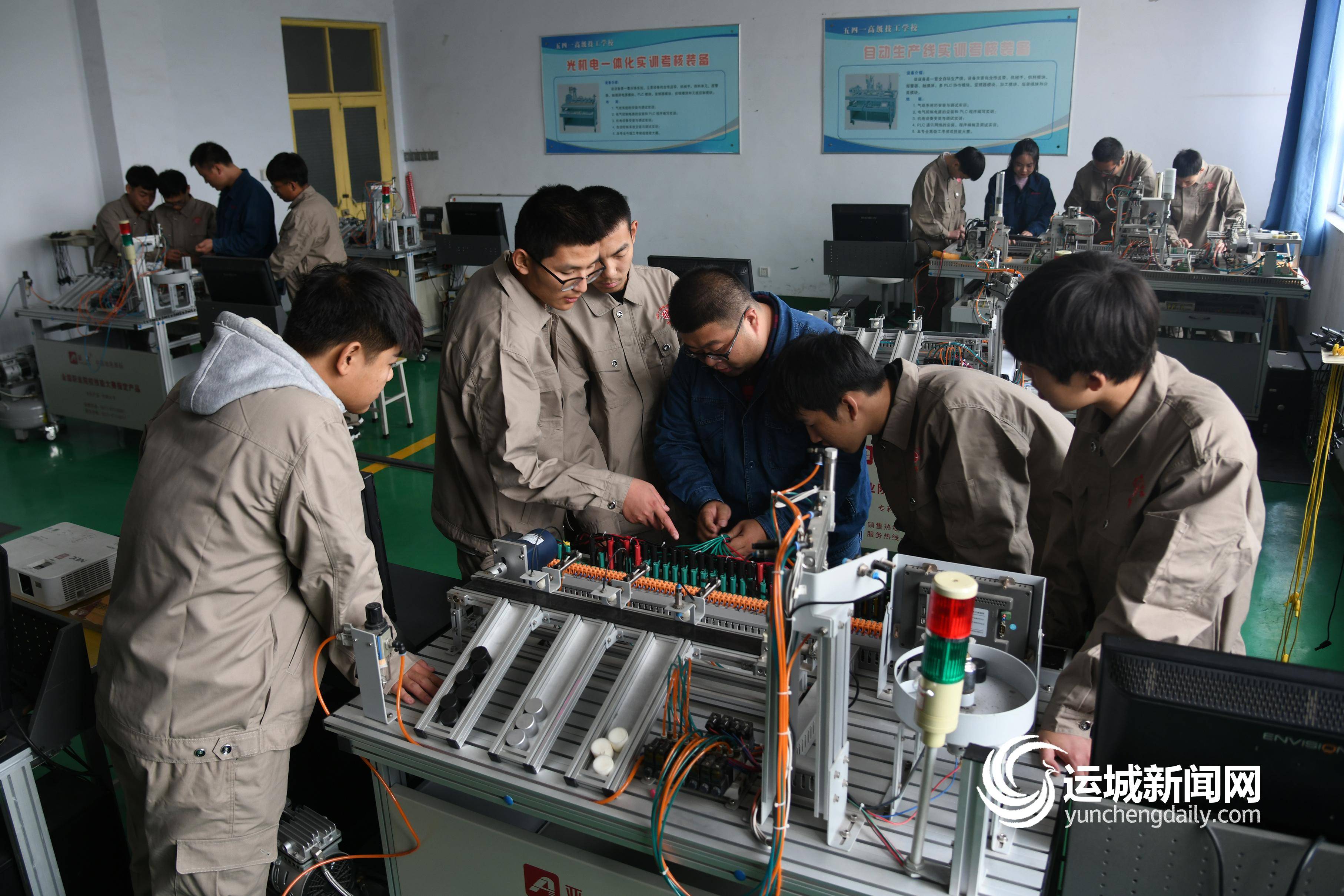 机电专业教师教授操作技术