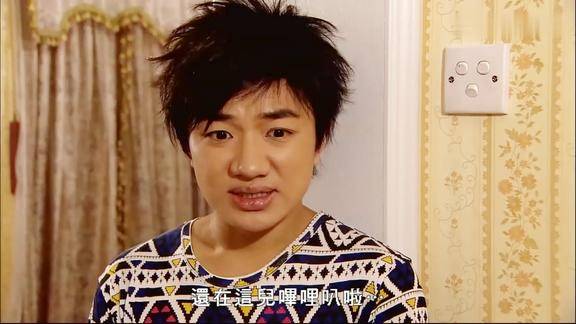 《老表你好嘢 04 01》听到王祖蓝要返乡下两兄妹立马帮他收拾行李