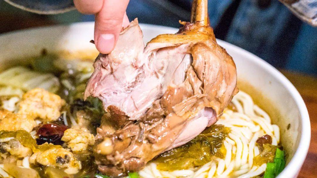 鸭腿卤得还是很入味的,轻轻一撕就能把肉扯下来,肉质嫩而不柴,口感