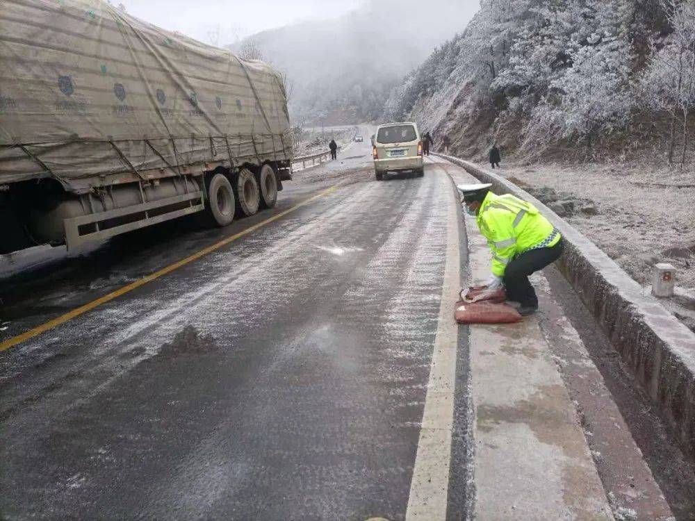 最新路況信息涼山州這些地方正在下雪請注意安全