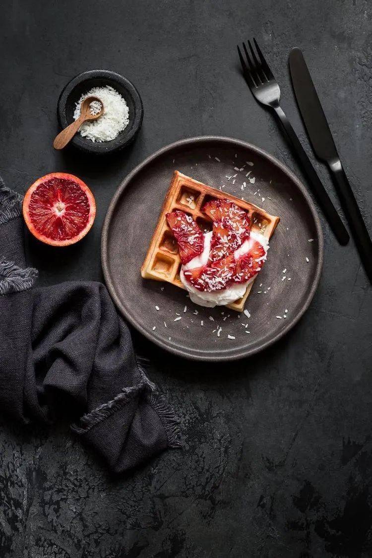 着重于展示食物的全貌,比较适合拍摄主体比较多的画面,让凌乱规整为"