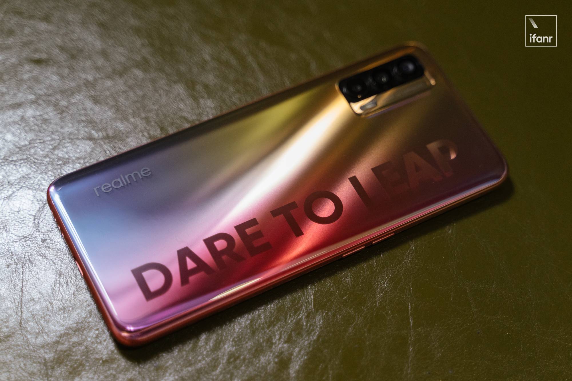 realmev15体验锦鲤色好看50w闪充双5g规格实用