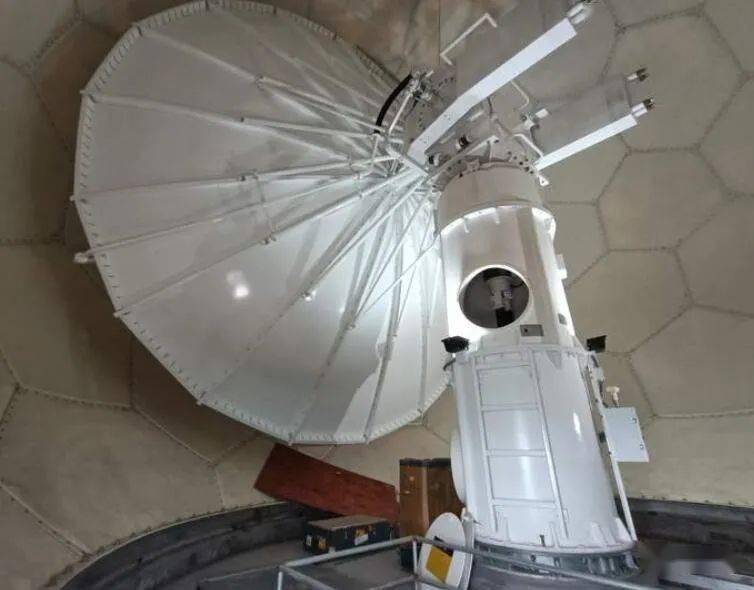 目前,雷达站外部建筑主体仍在建设中,内部发射机,接收机等设备已经