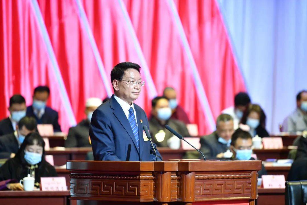 陈福生代表政协第十四届阿坝州委员会常务委员会向大会报告州政协十四