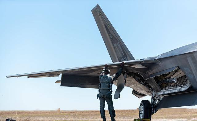 浅析f22的内置弹舱设计注重空优没问题挂载弹性明显缺乏