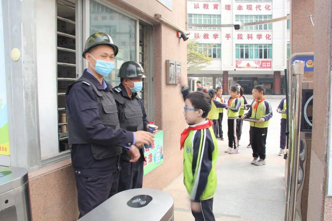 守护你我平安童心致敬警察长安镇金沙小学