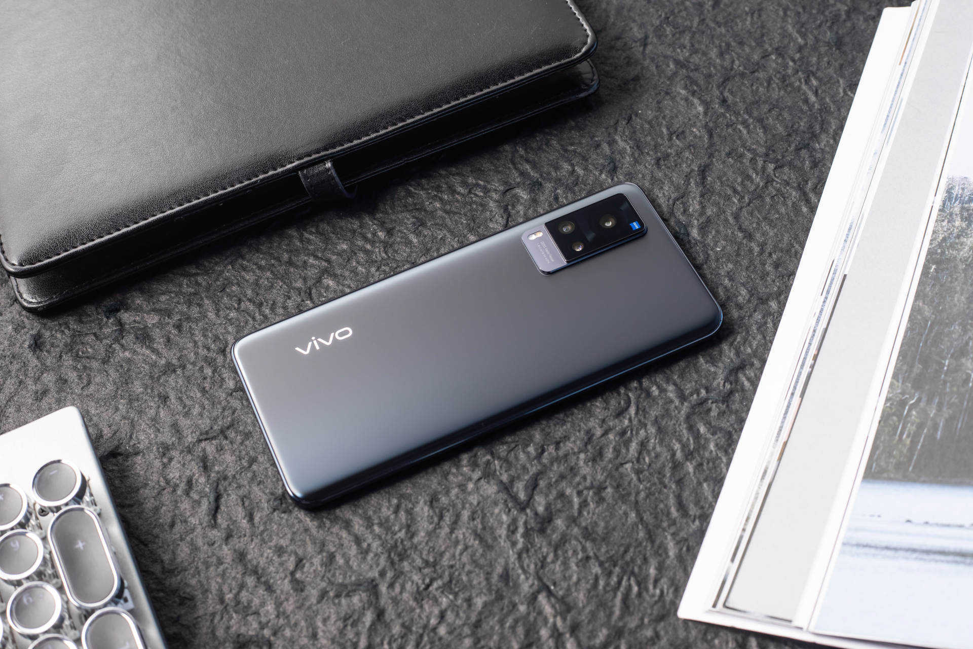 最近,国产手机品牌vivo发布了2020年最后的旗舰产品——#vivo x60