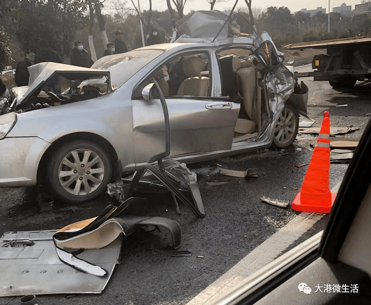 金港大道發生嚴重車禍!交警,120,消防全都去了!