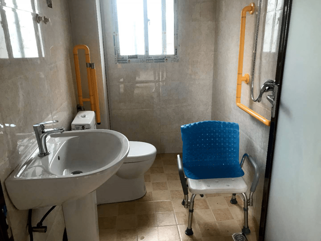 修坡道装扶手残疾人家庭无障碍改造暖人心