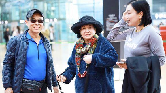 钟丽缇和父母现身机场一起卖萌场面温馨