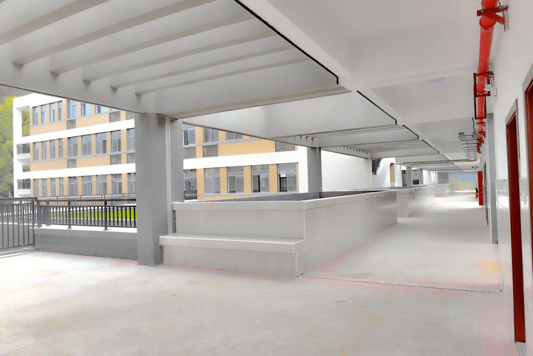 赣县这所新建成的学校教学太漂亮了!