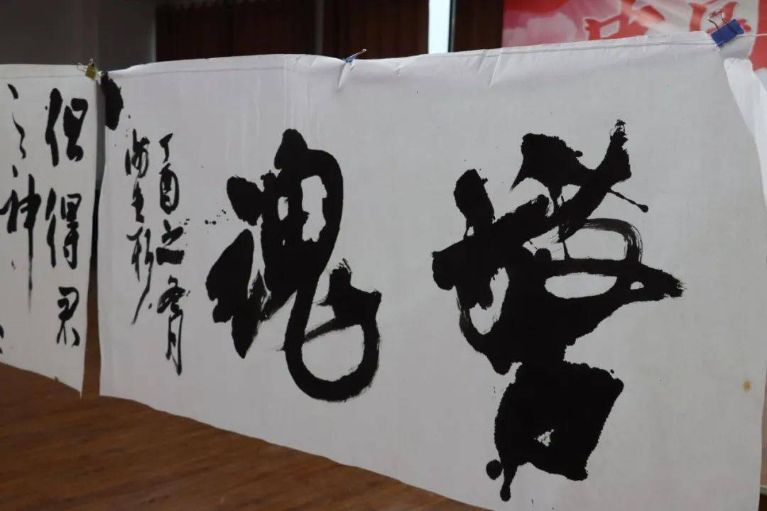 节点亮右下方"赞"和让我们向所有的人民警察致敬记 者:熊万山 周孟军