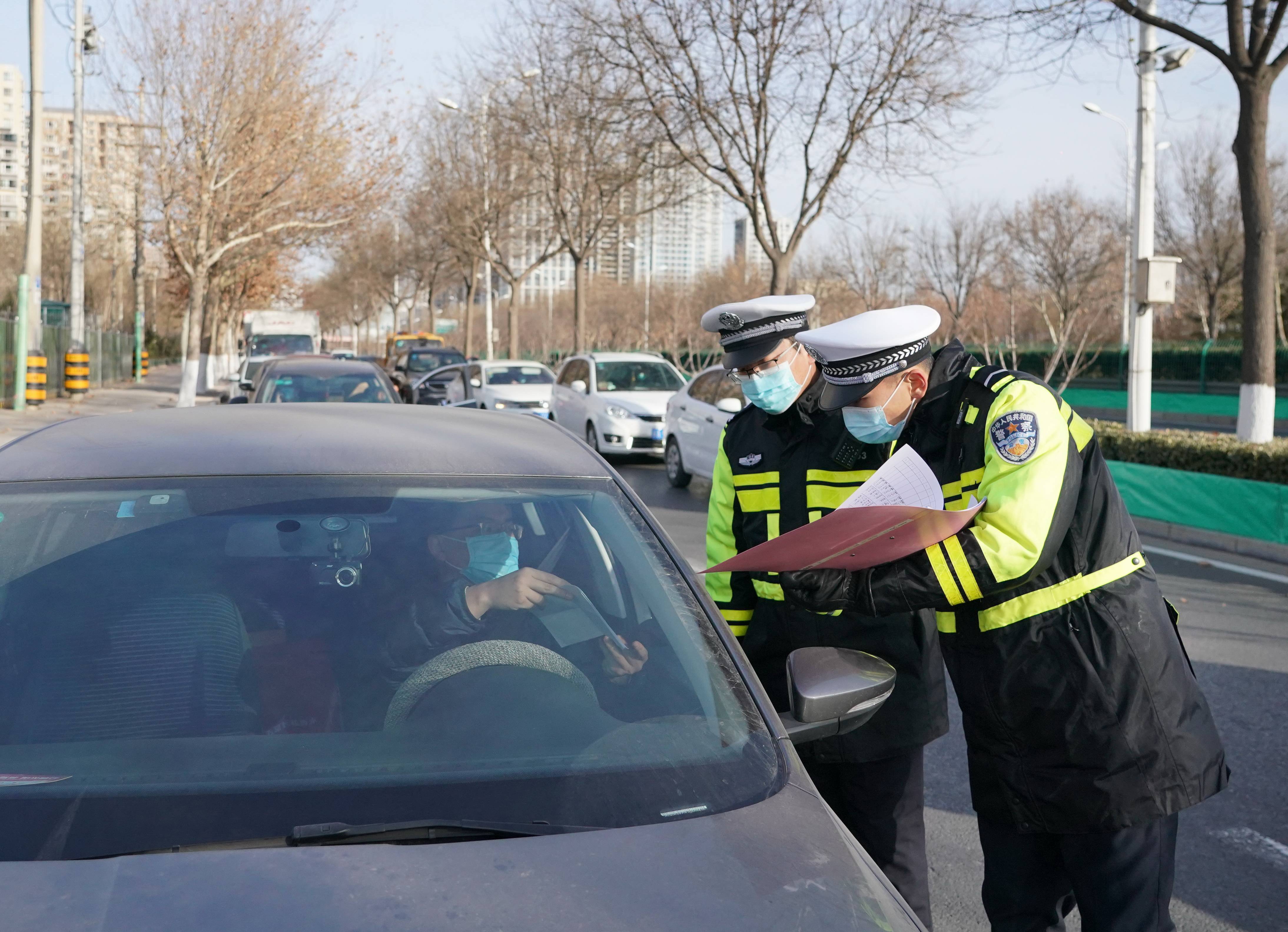 1月10日,石家庄市公安局裕华区交通警察大队民警检查外出车俩和人员的
