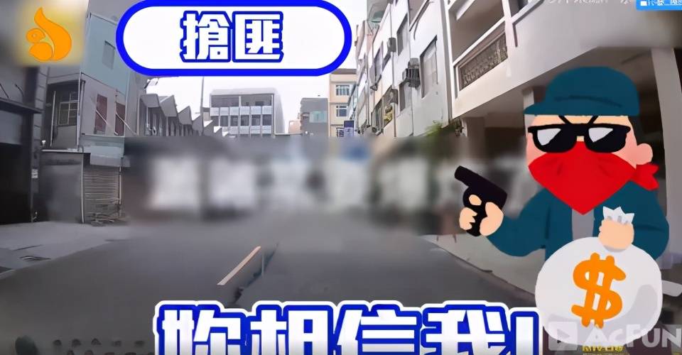 谁知,匪徒被吼后边哭边说:"我很怕你会叫人家抓我",女司机再次回怼:"