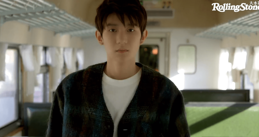 王源《rollingstone大水花》拍摄花絮,列车中安静弹吉他的男孩