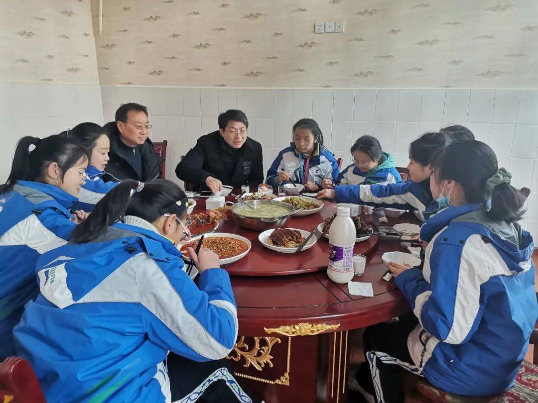 共享学校美食共话五中家常德阳五中开展校长与我共进午餐活动