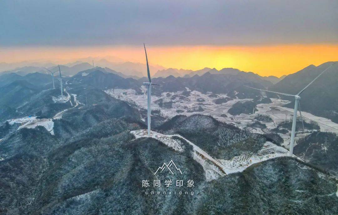 视频航拍屹立于湘西之巅的大灵山风力发电场_龙山县