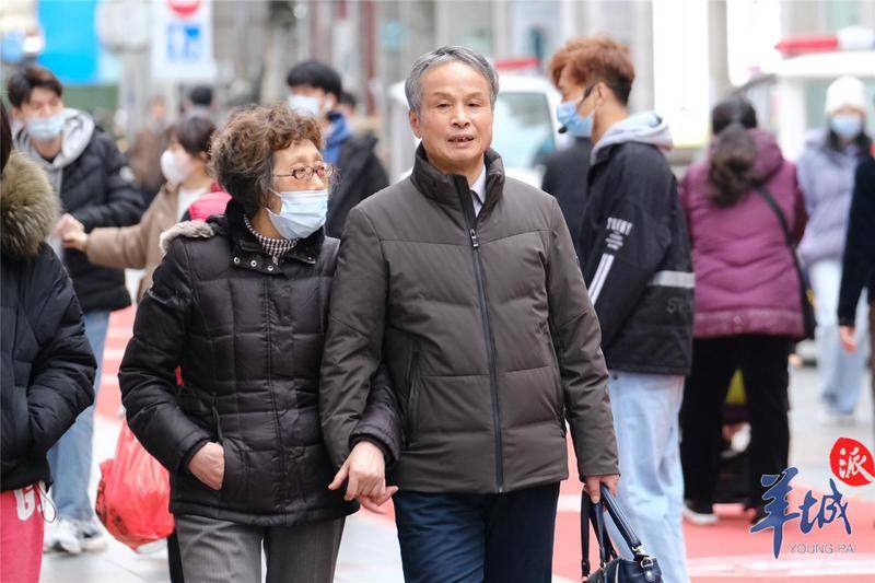 街拍 冷空气补货,羊城街访用"烟火气"抵抗寒气_李思运