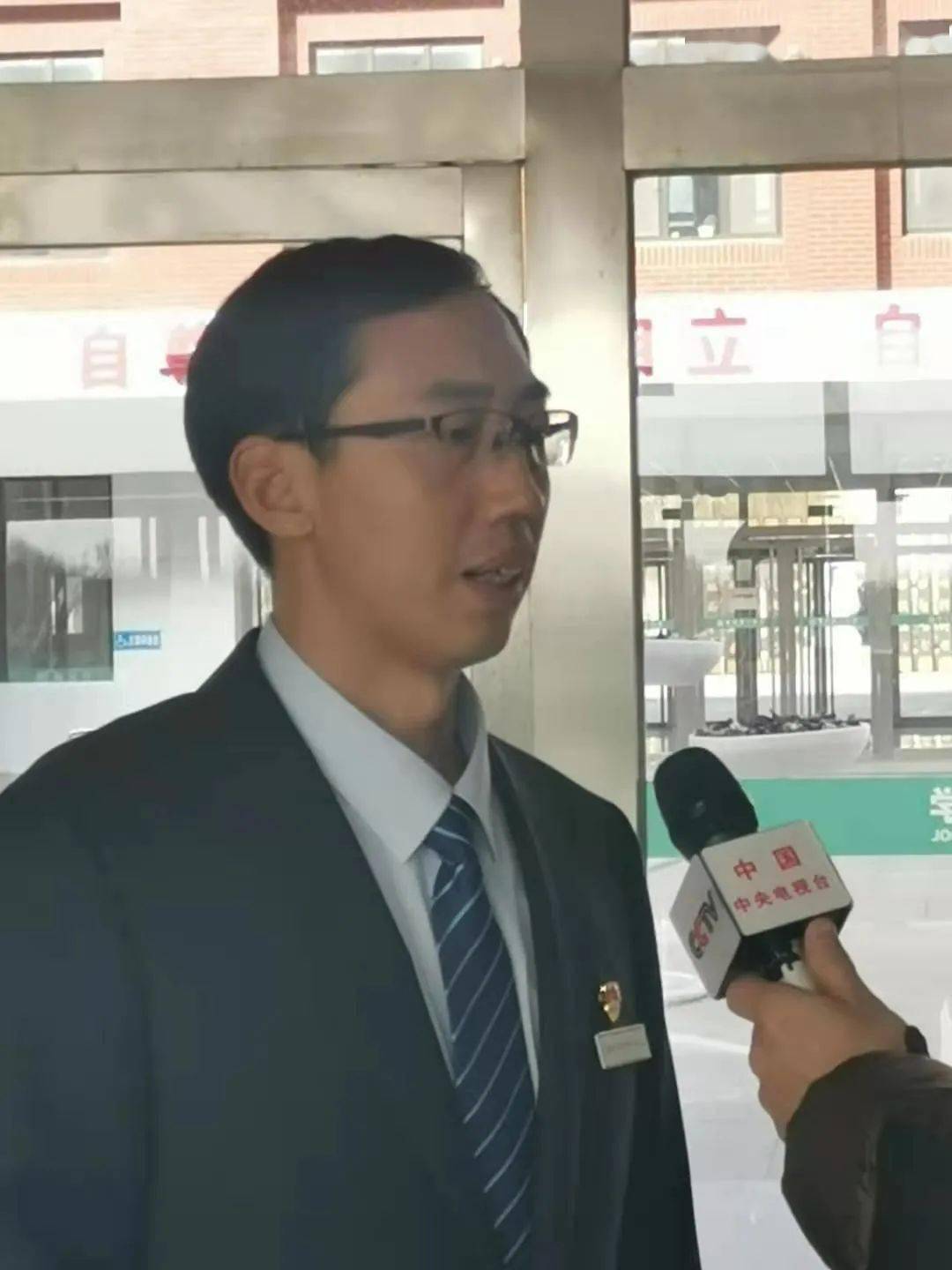 中央电视台记者走进泰安第十中学采访教师孙磊