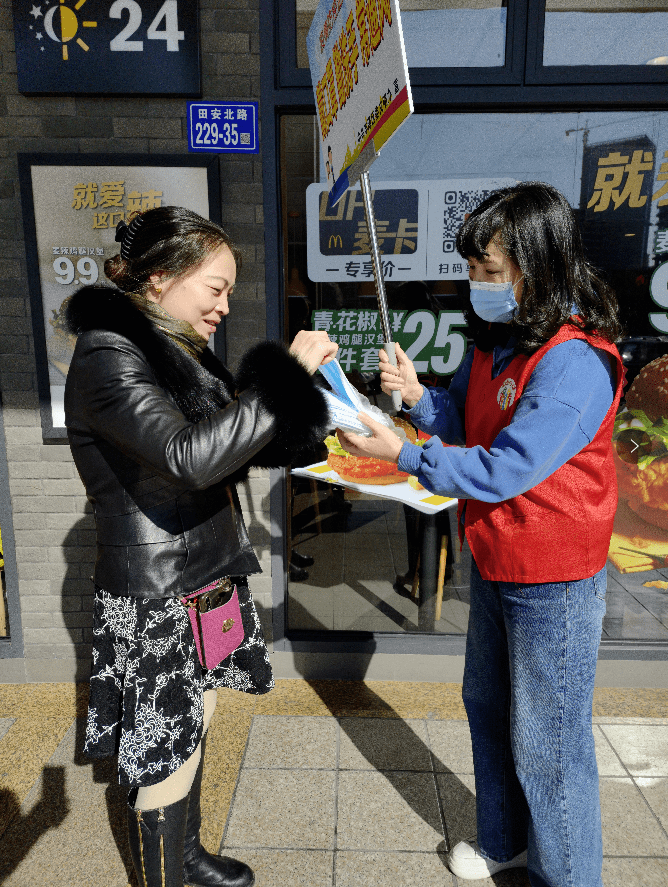 疫情不止志愿不停东南公益志愿者街头助力防疫分发1000多个口罩