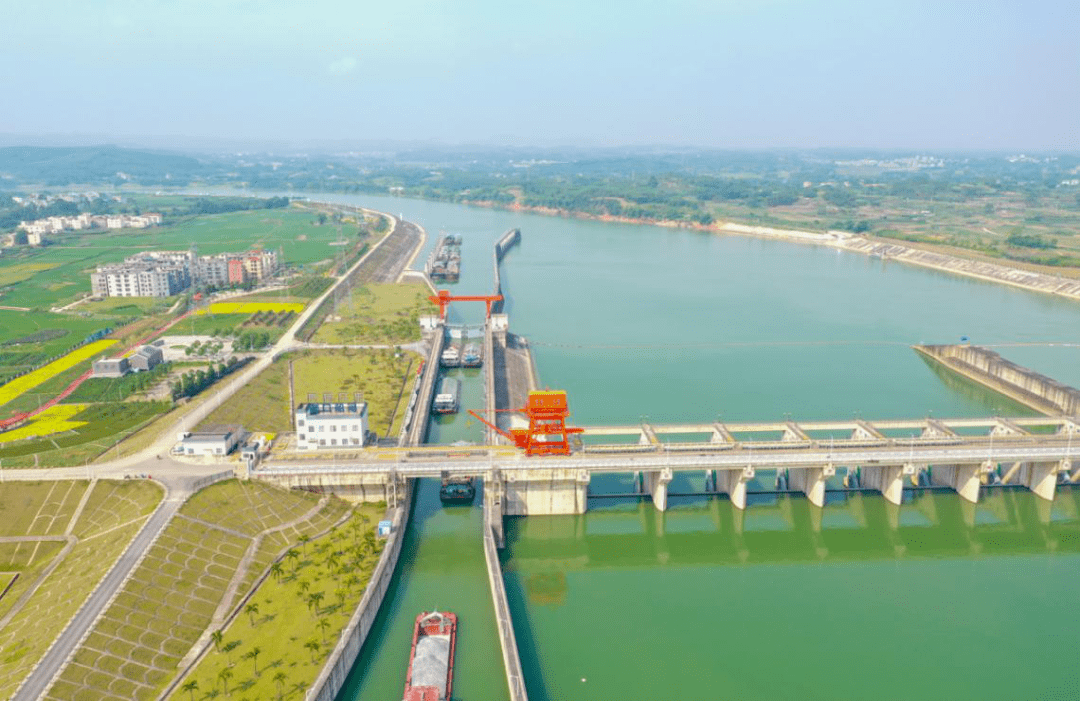 老口水利枢纽是新晋的网红打卡地,碧草蓝天,清风抚面,带着水波纹一般